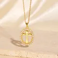 Luxuriöse goldene Kreuzhalskette mit funkelndem Zirkonia-Oval auf Naturstein-Sockel - C00054 / 18K-Gold