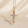Exquisite Goldkette mit einem lebhaften und farbenfrohen Zirkonia-Kreuzanhänger - C00045 / 18K-Gold