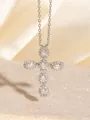 Elegante silberne Kreuzkette mit funkelnden Zirkonia-Kristallen auf einem Steinuntergrund. - C00057 / 18K-Gold