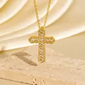 Elegante vergoldete Kreuzkette mit funkelndem Zirkonia auf einem luxuriösen Steindisplay - C00029 / 18K-Gold