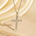 Elegante silberne Halskette mit Kreuzanhänger und funkelnden Zirkonia auf Steinbasis - C00020 / 18K-Gold
