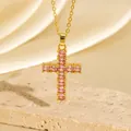 Luxuriöse vergoldete Halskette mit einem mit Zirkonia besetzten rosa Kreuzanhänger - C00024 / 18K-Gold