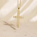 Elegante vergoldete Halskette mit Kreuzanhänger und funkelnden Zirkonia-Steinen für Damen. - C00044 / 18K-Gold