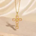 Elegante vergoldete Kreuzkette mit rosa Zirkonias auf einem strukturierten Sockel. - C00040 / 18K-Gold