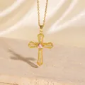 Elegante goldene Kreuzkette mit rosa Edelstein und Zirkon-Inlay auf hellem Naturstein - C00039 / 18K-Gold
