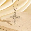 Elegante silberfarbene Zirkon-Kreuz-Halskette mit funkelnden klaren Steinen auf Steinbasis - C00019 / 18K-Gold