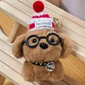 Süßer Mini-Plüsch-Hund-Schlüsselanhänger mit gestreifter Mütze und Brillen-Anhänger - Brillen Welpe (Roter Hut) / Braun