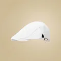Zij-aanzicht van een witte vintage katoenen platte pet met metalen gesp detail. - Eén Maat Verstelbaar / Wit