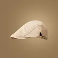 Gedetailleerd zijaanzicht van een klassieke beige canvas pet met verstelbare metalen gesp. - Eén Maat Verstelbaar / Beige