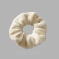 Vue détaillée d'un chouchou en peluche blanche en fausse fourrure très douce et soyeuse - Blanc Cassé