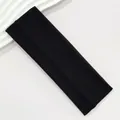 Detailopname van een brede zwarte elastische hoofdband voor sport en yoga oef. - Zwart