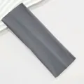 Detailopname van een brede grijze elastische hoofdband van zachte en ademende stof - Grijs
