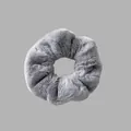 Détail d'un chouchou en peluche gris doux avec une texture en fausse fourrure moelleuse - Gris