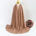 Hiyab de gasa de perlas rosa empolvado liso con detalle de la textura de la tela en primer plano - 70x175cm / Rosa Viejo (70#)