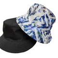 Vista dettagliata di due cappelli a secchiello: uno nero e uno con stampa tie-dye blu - M (56-58cm) / Stile Tie-Dye Artistico Blu Bianco (13#)