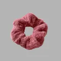 Vue détaillée d'un chouchou en fausse fourrure peluche rose poudré pour femme - Rouge Brique