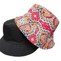 Dettaglio di un cappello a secchiello reversibile in nero e fantasia tie-dye colorata. - M (56-58cm) / Stile Tie-Dye Spirale Radiale (18#)