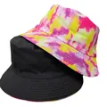 Dettaglio dei cappelli a secchiello reversibili in nero e motivo tie-dye vivace - M (56-58cm) / Stile Tendenza Tie-Dye Luminoso (26#)