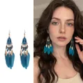 Nahaufnahme von eleganten böhmischen langen Federohrringen, die ein Model trägt - Orhaken - Blaues Blatt