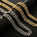 Primer plano detallado de collares de eslabones cubanos en oro y plata con strass - Collar / 71CM / Plateado