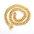 Vista detallada de una cadena de eslabones cubanos dorada con pavé de diamantes de imitación - Collar / 60CM / Dorado