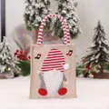 Feestelijke kerstcadeauzak van jute met een schattige gestreepte kerstkabouter - Musical note elderly tote bag