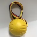 Balle d'entraînement jaune pour chiens avec sangle de traction en corde tressée - Balle avec Corde Plate / 9cm / Jaune/Corde Plate Tricolore