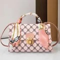 Elegante borsa a tracolla rosa floreale con manico in foulard di seta e chiusura dorata - Rosa