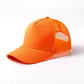 Gedetailleerd overzicht van de feloranje 5-panel mesh truckerpet voor zonbescherming. - Verstelbaar / Oranje
