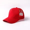 Hoogwaardige rode 5-panel mesh trucker pet met een ademend outdoor ontwerp - Verstelbaar / Rood