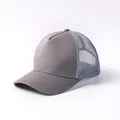 Berretto trucker classico grigio scuro a 5 pannelli con retro in rete e visiera curva. - Regolabile / Grigio
