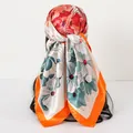 Eleganter Satin-Viereckschal mit Blumenmuster in Orange und Weiß als modisches Kopftuch - 90x90cm / Orange Floral