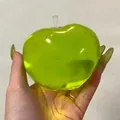 Detailansicht eines grünen, durchsichtigen Apfel-Squishys zum Stressabbau. - Apfelförmig / Malzzucker Apfel Cyan