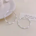 Detailansicht eleganter silberfarbener gedrehter Creolen mit glatt polierter Oberfläche - Gedrehtes Seil Creole (YG2715) / 4cm Size / Silber