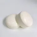 Gros plan sur deux jouets à presser doux à rebond lent avec taches - 10cm / Gâteau au Yaourt au Fromage Blanc