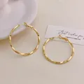 Detailansicht eleganter vergoldeter gedrehter Creolen mit hochglanzpolierter Oberfläche. - Gedrehtes Seil Creole (YG2715) / 4cm Size / Gold