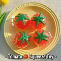 Set de cuatro juguetes antiestrés realistas con forma de tomate rojo sobre un plato decorativo - Juguete Squishy con Forma de Tomate (Con cuentas de colores)