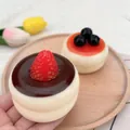 Παιχνίδι squishy αργής ανύψωσης σε σχήμα κέικ πουτίγκας με φράουλα και βατόμουρο - Καφέ σουφλέ φράουλας