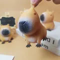 Primer plano de un lindo juguete de carpincho para apretar y aliviar el estrés diario. - Estilo Carpincho