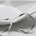 Eleganti orecchini a cerchio a forma di C intrecciati placcati argento con perni in argento 925 - Stile a C Torta (4274C) / 2 Pezzi/Set / Argento