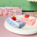 Vue détaillée de squishies de pain aux fraises pastel avec de jolis charmes décoratifs - Style Toast à la Fraise