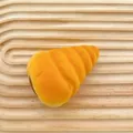 Künstliches orangefarbenes Spiralgebäck Squishy-Spielzeug zum Stressabbau und Rückprall - Kleine Schnecke-Brot