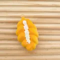 Realistisches gelbes Brot-Squishy-Spielzeug zum Stressabbau mit weißem Sahnehäubchen - Kleines Sandwichbrot