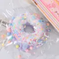 Pastellvioletter Donut-Squishy mit bunten Pailletten und Muscheln zum Stressabbau - Traumhafte Pailletten-Deko / Großer Donut Lila