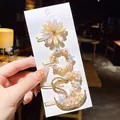 Vue détaillée d'un ensemble de barrettes à fleurs douces avec perles et strass brillants - Ensemble De Quatre Boucles