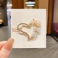 Détail exquis d'une pince à cheveux en forme de cœur avec perles et fleurs en résine. - Pince En Forme De Cœur (sachet Opp Sans Carte En Papier)
