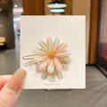 Vue détaillée d'une pince à cheveux fleurie avec des accents de strass brillants - Fermoirs En Forme De Marguerite (sachet Opp Sans Carte En Papier)