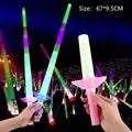 Vista dettagliata di spade giocattolo luminose colorate a un concerto notturno - Bastone Luminoso Telescopico A 4 Sezioni