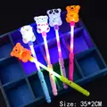 Vista dettagliata dei bastoncini luminosi a LED colorati con animaletti, 35 per 2 cm - Bastoncini Luminosi A Forma Di Animali