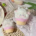 Simpatico giocattolo squishy a forma di cono gelato a pecora in rosa e giallo pastello - Agnello Gelato / Rosa